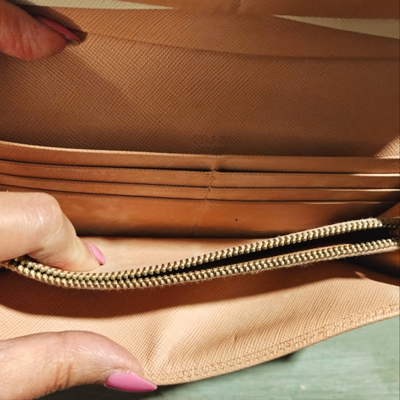 Prada Wallet with gold chain strap - Picture 6 of 9